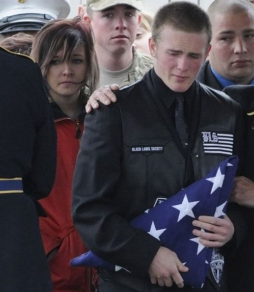 20110428_soldierkilled_brother_53.jpg